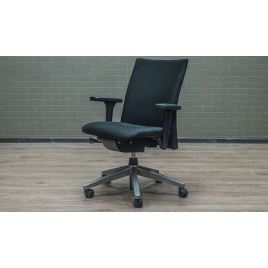 Офисное кресло с обивкой из ткани